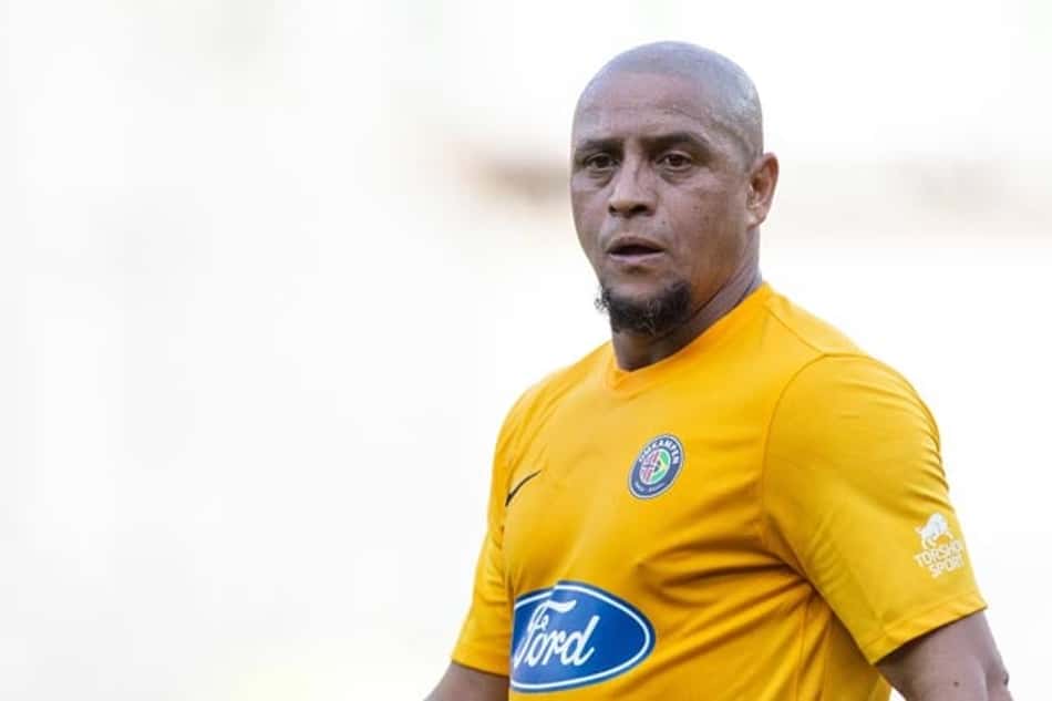 Mulher acusa Roberto Carlos de abandono afetivo e atraso em pensão alimentícia dos filhos; ex-lateral nega