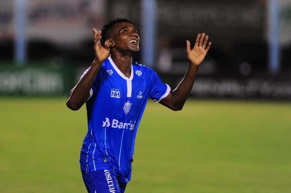 Zagueiro Suélinton e lateral-esquerdo Assis são anunciados pelo Náutico