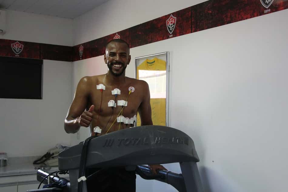 Zagueiro Ruan Renato é anunciado como novo reforço do Vitória