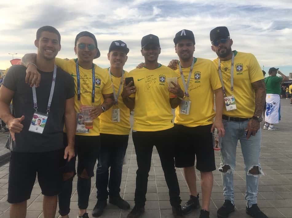 Familiares dos jogadores da Seleção chegam à Arena Rostov; veja as fotos