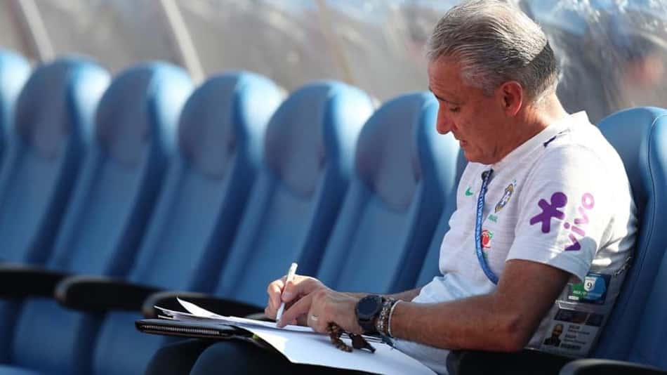 Tite adota rotina de 'pré-clássico' na Rússia, mas alivia tensão pós-estreia