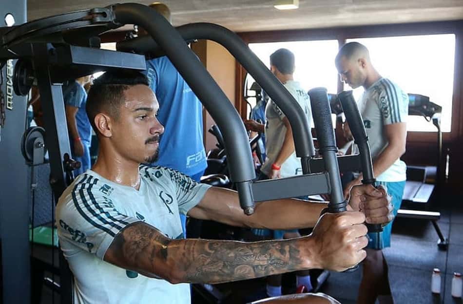 Antônio Carlos comemora renovação no Palmeiras: 'É um clube gigante'