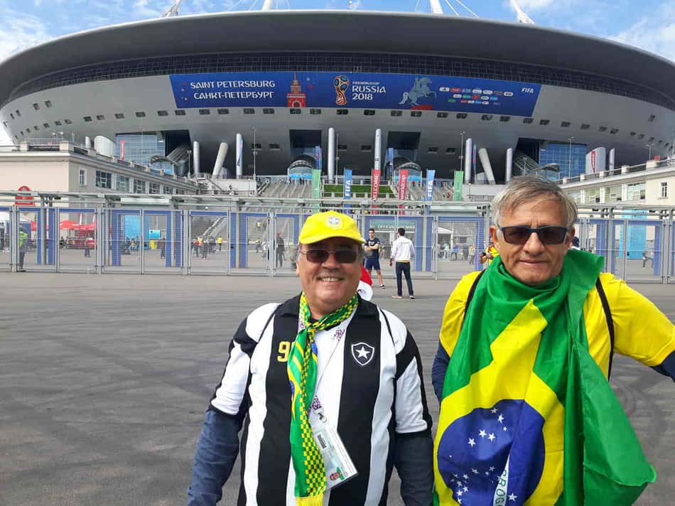 Amigos cruzam a Europa de carro para acompanhar o Brasil