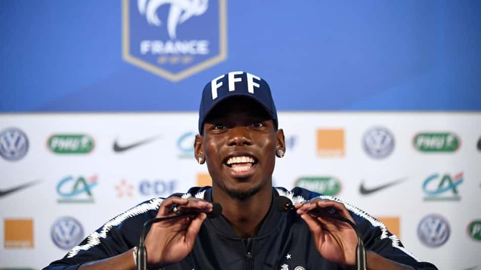 Após Cristiano Ronaldo, Pogba esconde garrafa de cerveja patrocinadora da Euro em coletiva