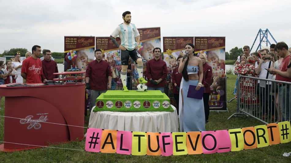 Russos fazem bolo em forma de Messi para festejar aniversário do craque