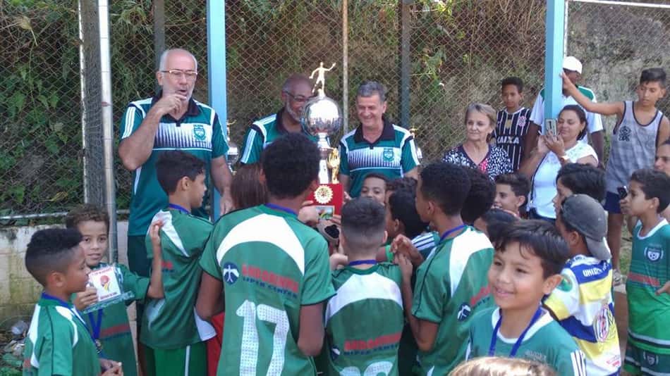 Lanche de mortadela, campo em presídio e estrutura familiar: conheça o projeto que 'lançou' Gabriel Jesus