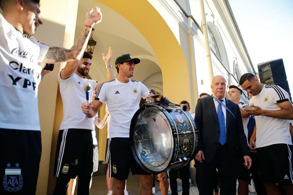 Torcida faz festa junto com jogadores na porta do hotel da Argentina
