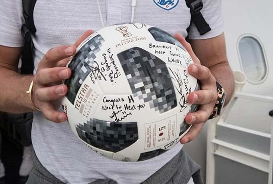 Kane fica com a bola do hat-trick e recebe autógrafos de companheiros