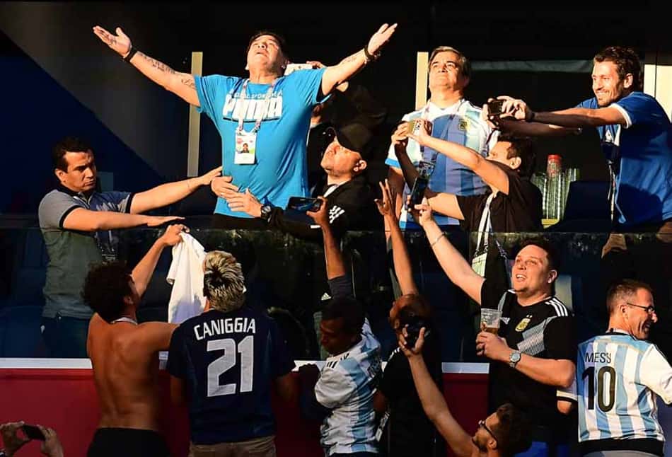 Maradona vibra com gol de Messi, que abriu o marcador em São Petersburgo 