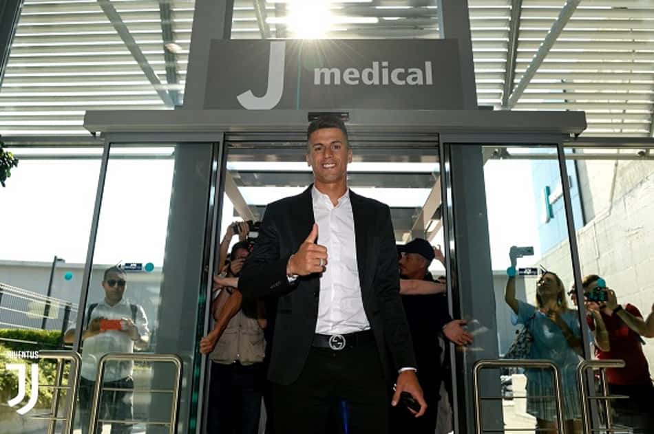 Cancelo desembarca em Turim para acertar com a Juventus