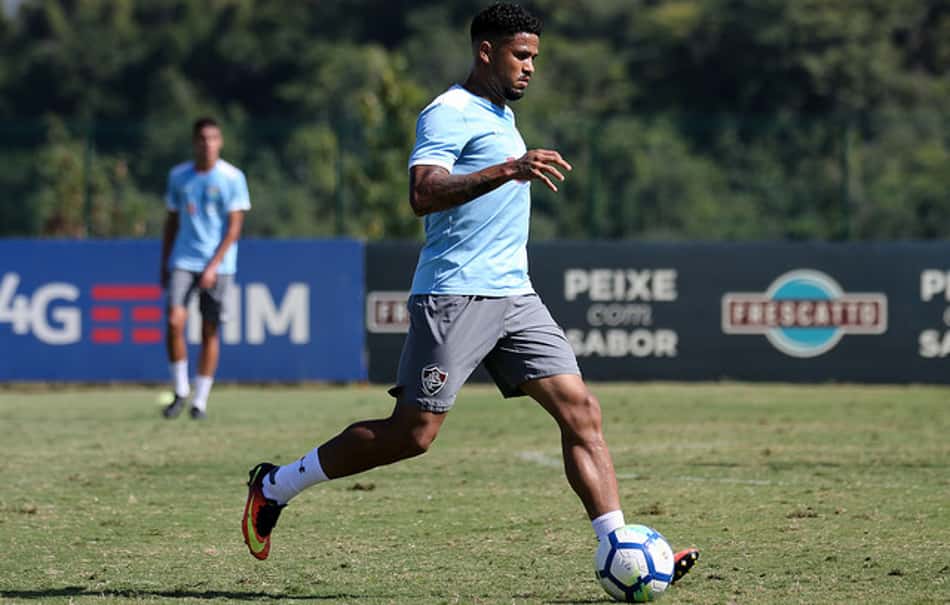 Lateral-direito Leo treina no Fluminense