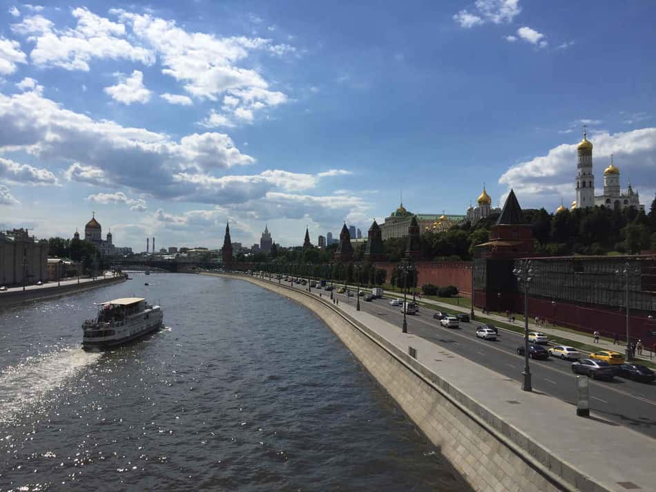 Moscou no calor durante a Copa: Rio Moscou, ao lado do Kremlin