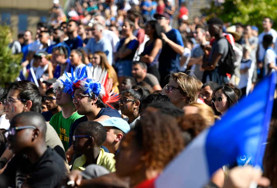 Espalhados e sem empolgação, torcedores da França viram problema