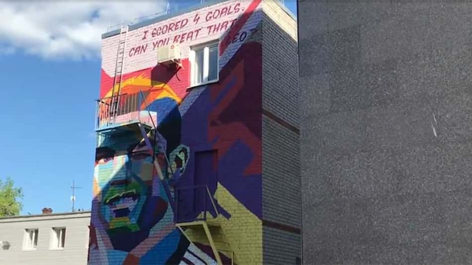 Pintura perto do hotel da Argentina tem rosto de CR7 e desafia Messi