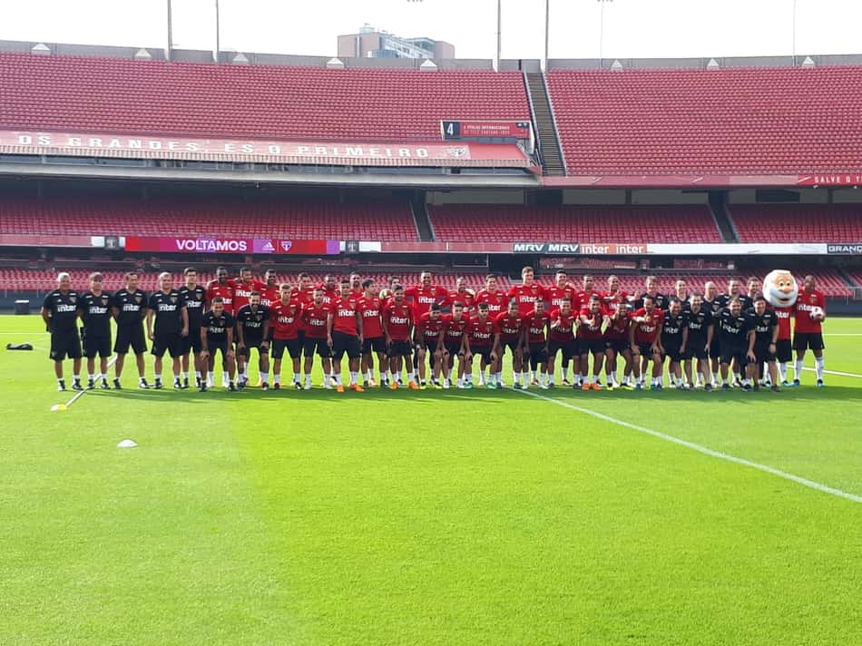 Jogadores e comissão técnica posam no gramado do Morumbi com o novo uniforme de treino do Tricolor 