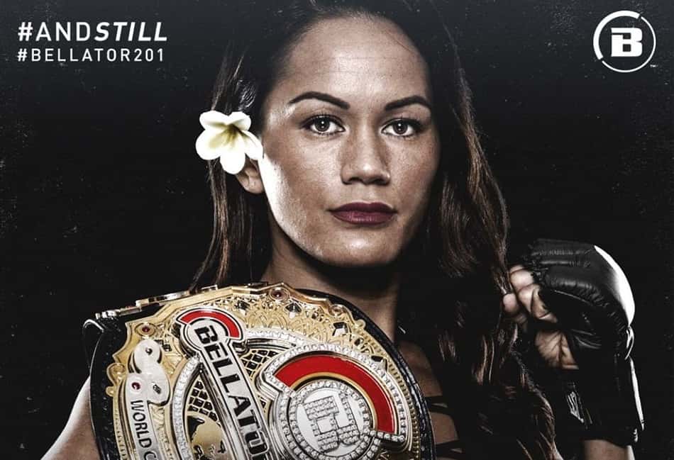Ilima-Lei Macfarlane manteve o cinturão após finalizar a desafiante com uma chave de braço (Foto: Bellator)