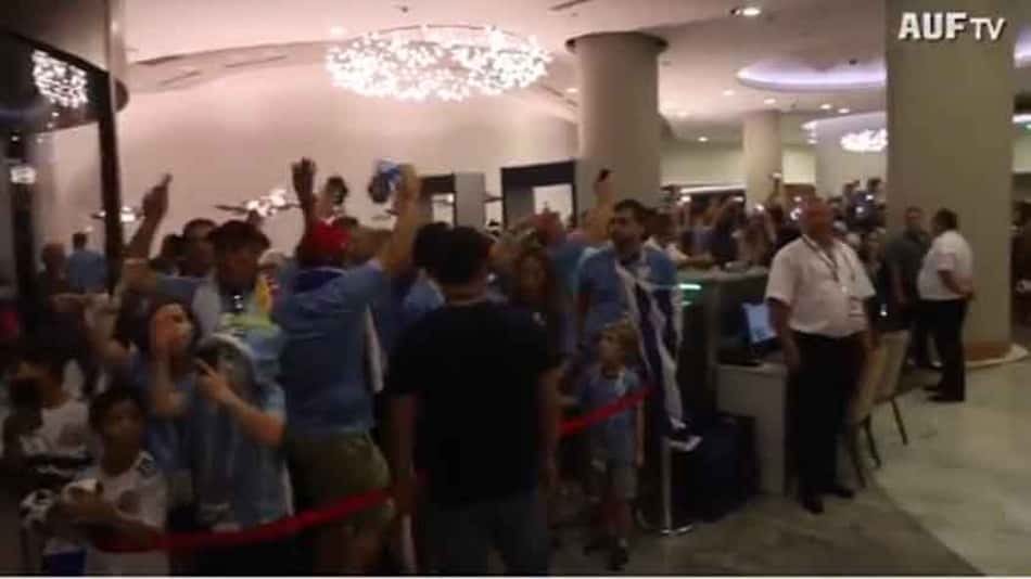 Após classificação, Uruguai chega a Sochi com festa e Cavani mancando