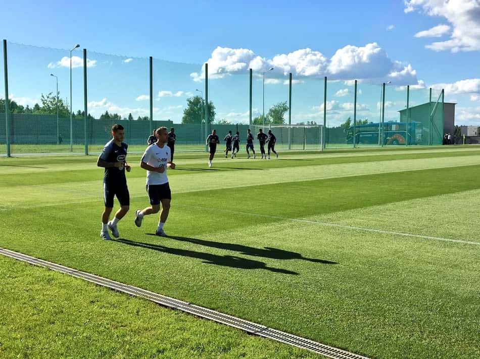 Com clima descontraído, França volta a treinar antes da final da Copa