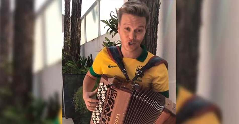 Michel Teló tira sarro do México: 'Ochoa tchau, tchau, tchau'