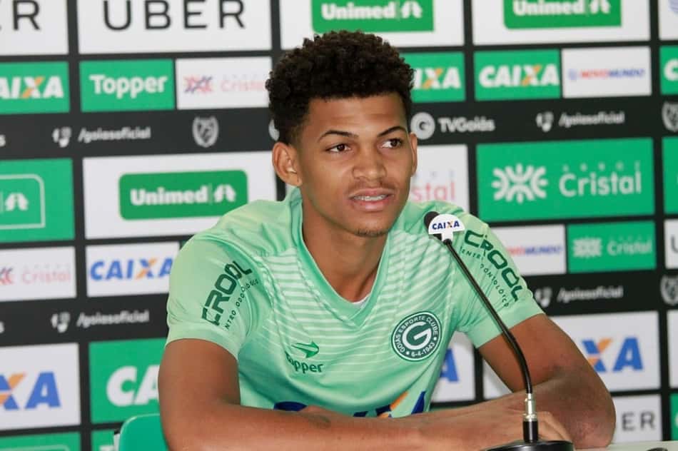 William é apresentado ao Goiás e declara: 'Sou competitivo'