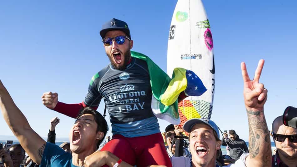 Filipe Toledo bate australiano e é bicampeão de etapa de Jeffrey's Bay