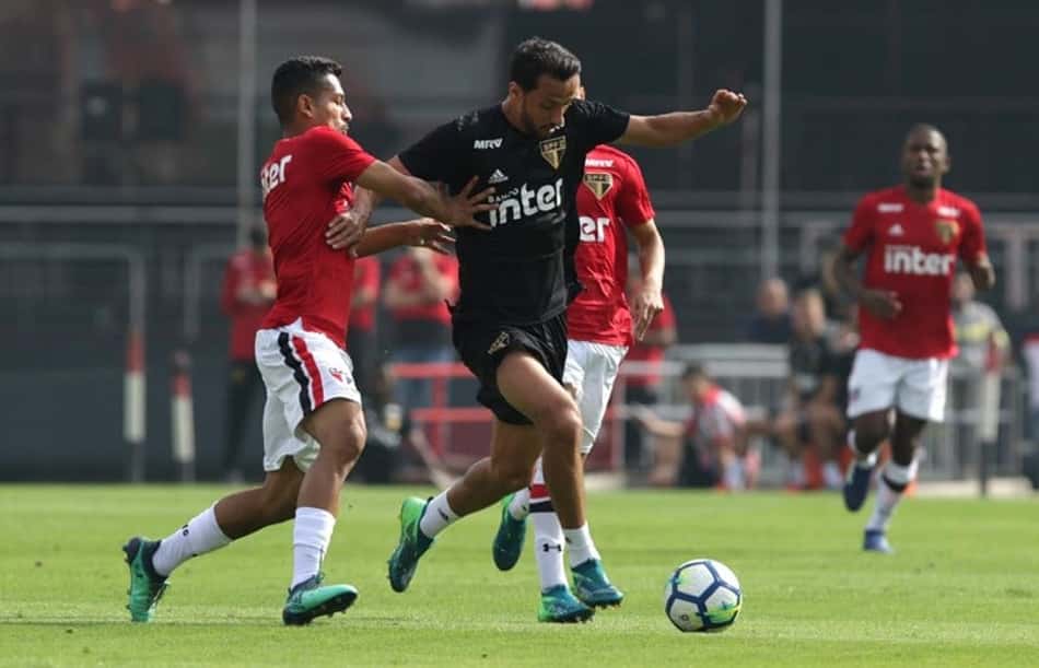 Nenê, um dos principais jogadores do time principal, divide bola com atleta da base