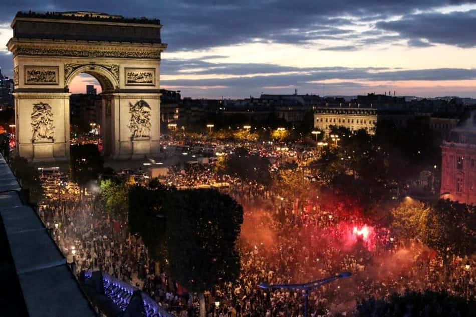 Franceses lotam Champs-Élysées para comemorar classificação à final