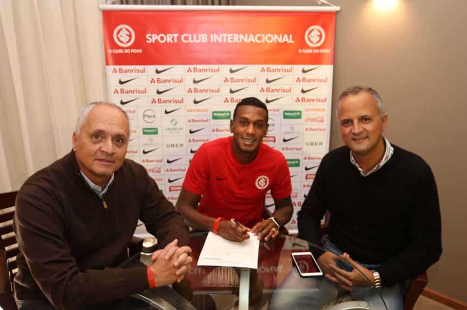Inter exerce opção de compra e fecha com Edenilson por três anos