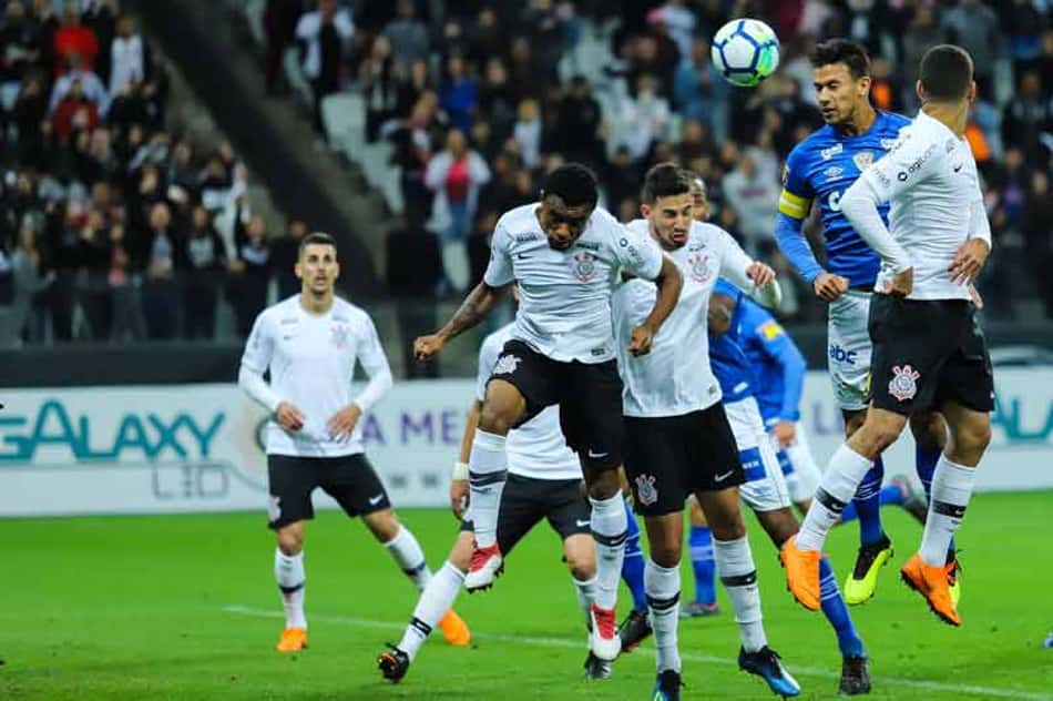 Henrique sobe cercado de corintianos 