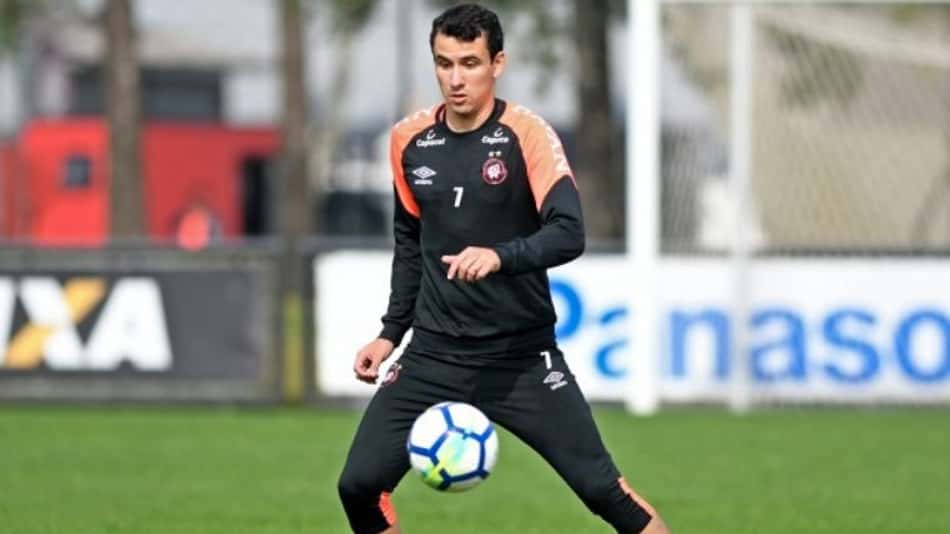 Atacante vê Atlético-PR fortalecido após intertemporada