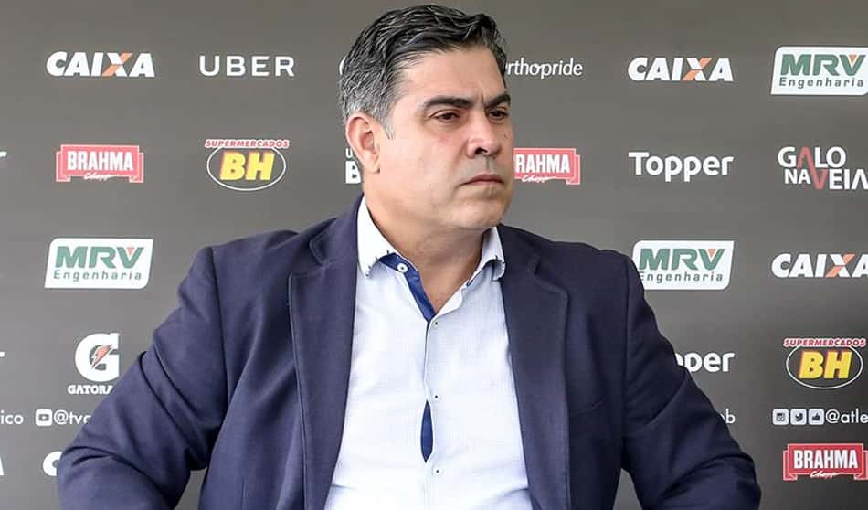 Galo 'cobra' bom rendimento de Cazares para renovar e admite busca por zagueiro para reforçar o elenco