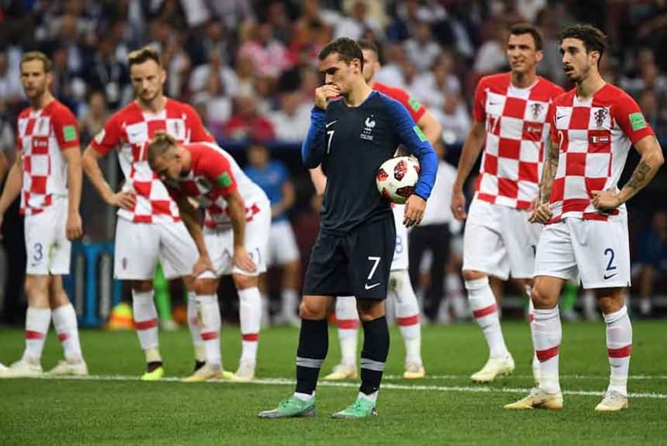 Foi ou não foi? Pênalti para a França divide especialistas em arbitragem