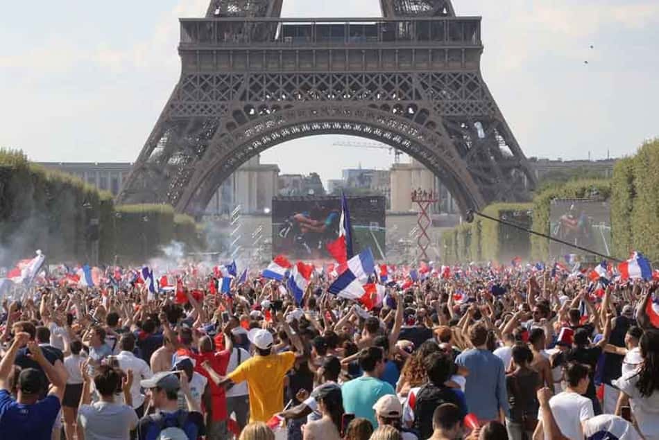 Comemoração do título da França em Paris tem violência e destruição