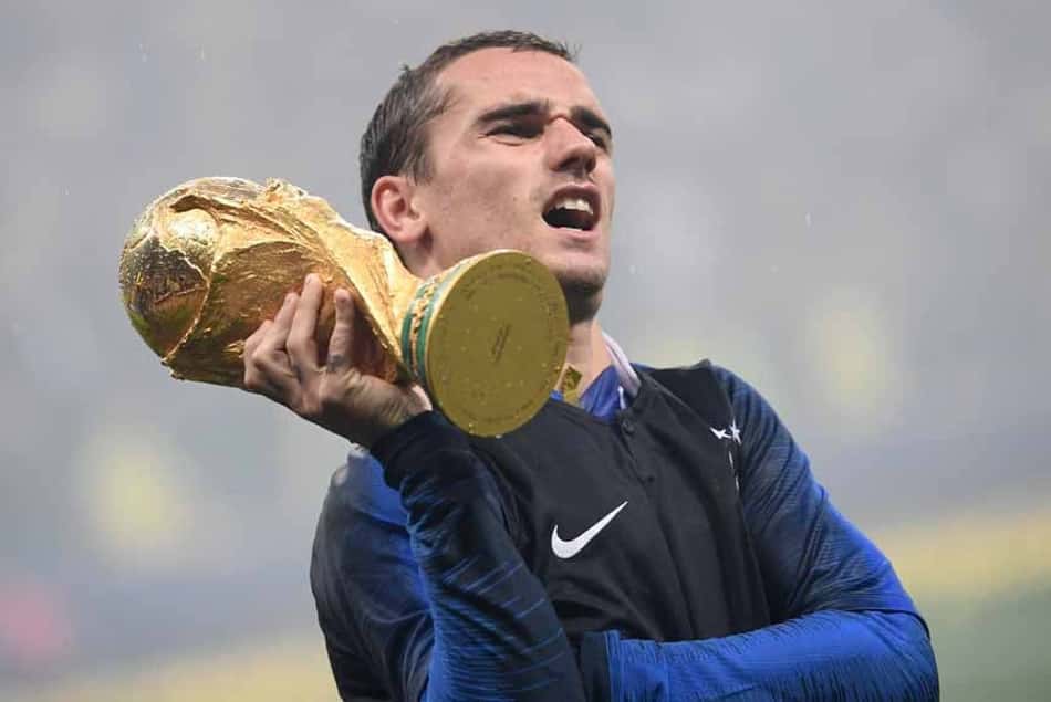 Com bandeira do Uruguai no ombro, Griezmann festeja: 'Somos a história'