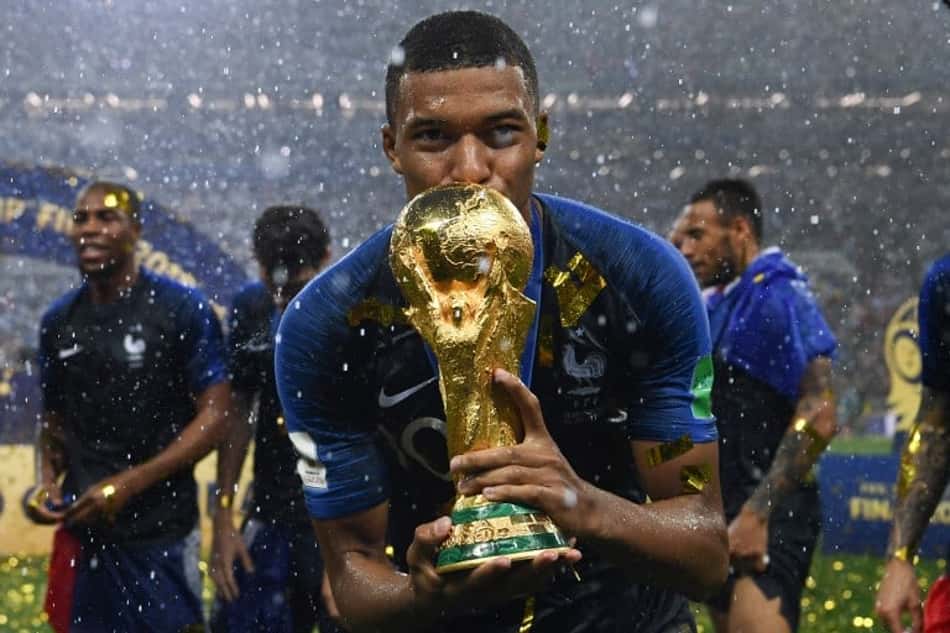 Campeão dentro e fora de campo! Mbappé doa prêmios para caridade