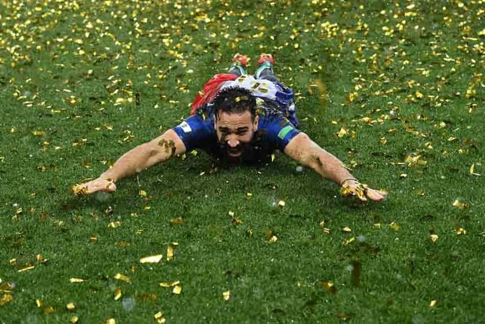 Temporal, peixinhos e palmas entre rivais: a festa no campo do Lujniki