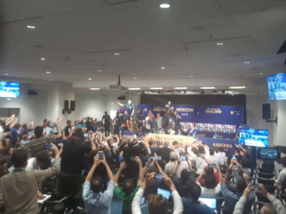 Jogadores franceses dão um banho em Deschamps durante coletiva