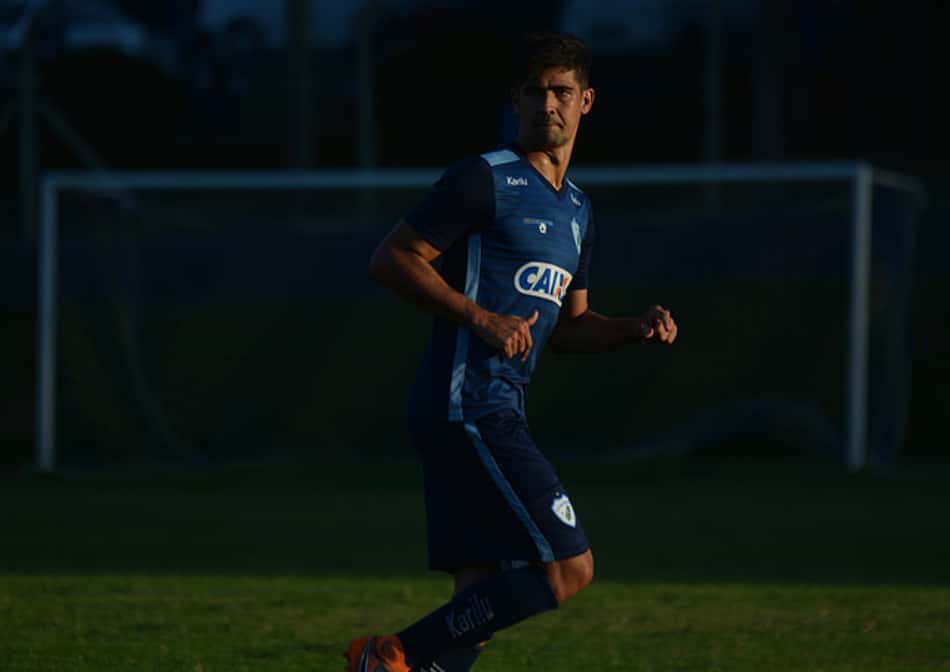 Zagueiro do Londrina pede recuperação rápida do time, que se aproxima da ZR