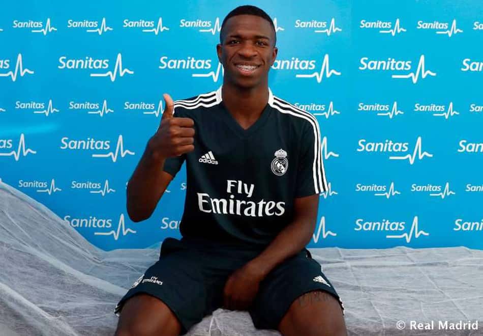 Vinicius Júnior posa com camisa do Real e faz exame ao lado de craques