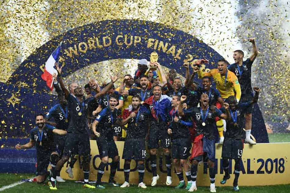 A glória do título: França sagrou-se bicampeã da Copa do Mundo ao derrotar a Croácia por 4 a 2. Mandzukic (contra), Griezmann, Pogba e Mbappé balançaram as redes pelos Les Bleus