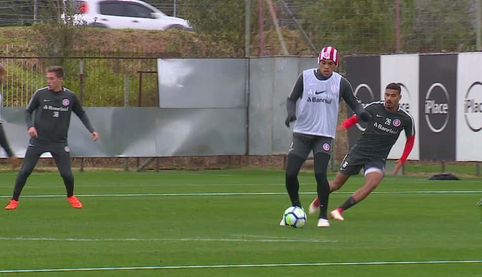 Jonatan Álvez é a principal novidade no treino do Internacional