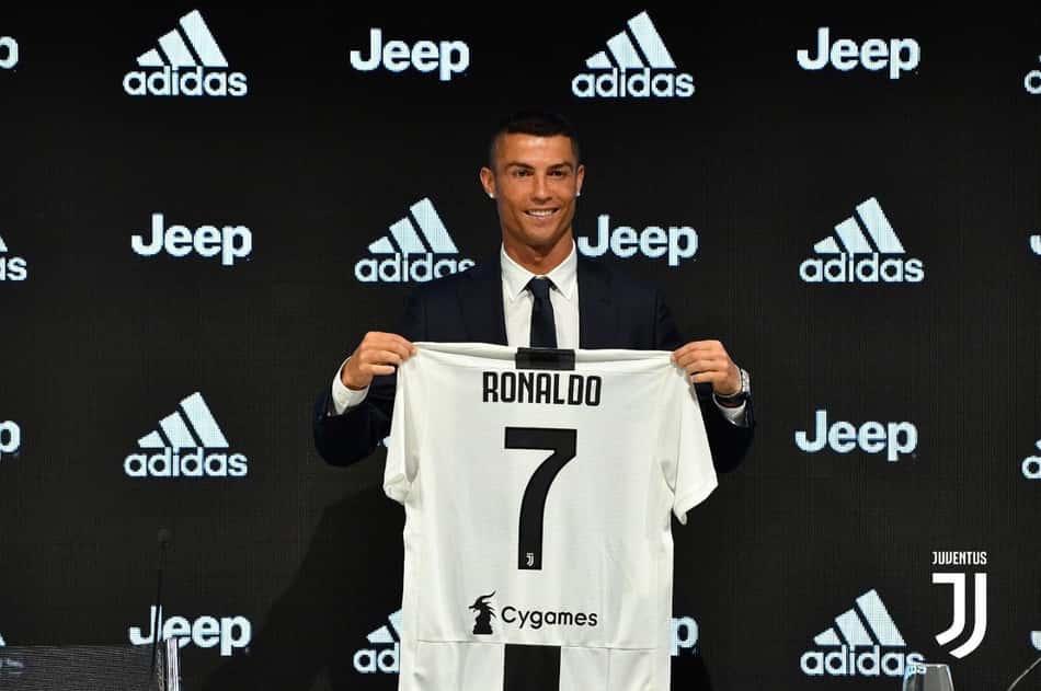 Douglas Costa dá boas-vindas a CR7: 'Função é colocá-lo na cara do gol'