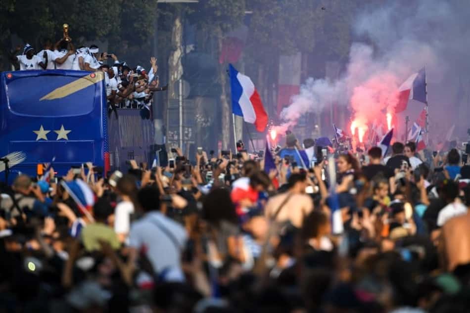 Le jour de gloire est arrivé! Seleção francesa chega com festa em Paris