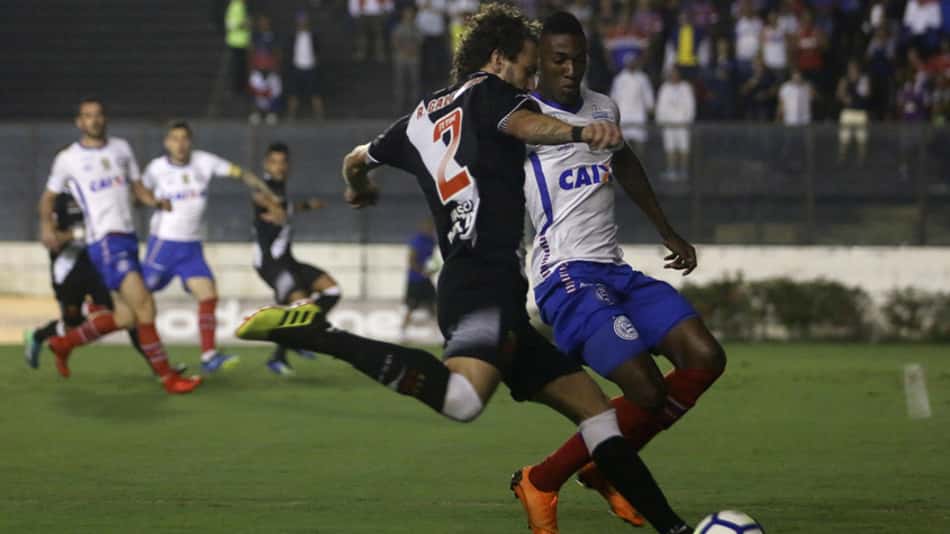 Com expulsões, Vasco vence, mas é eliminado pelo Bahia na Copa do BR