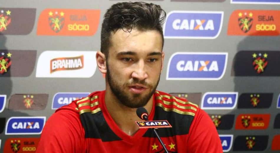 Zagueiro Léo Ortiz lamenta resultado em função do desempenho