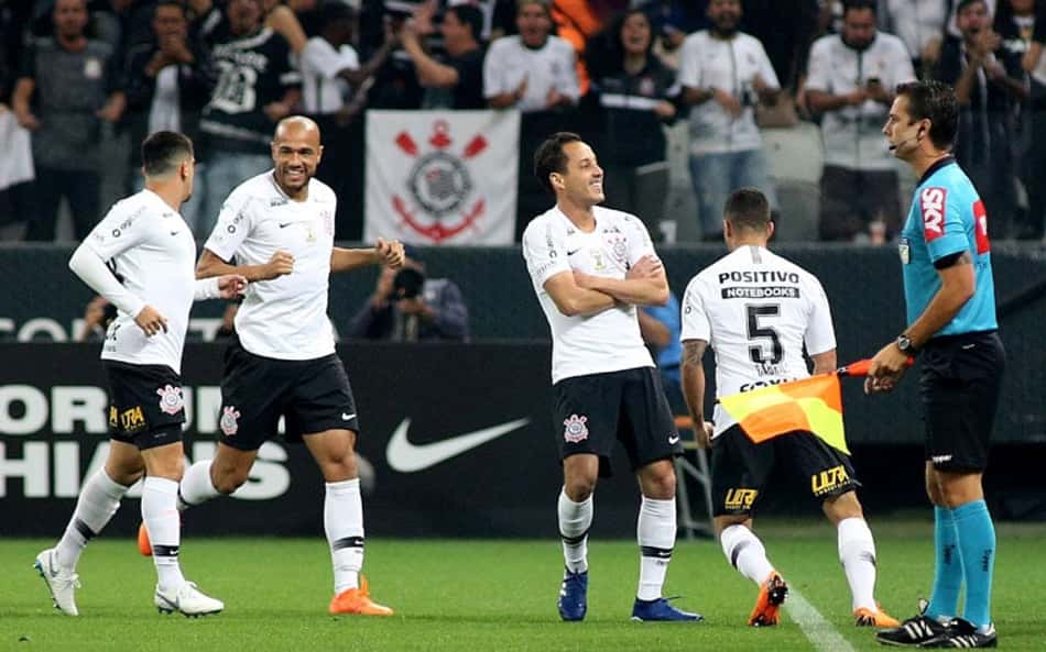 Rodriguinho fez o primeiro gol da partida 