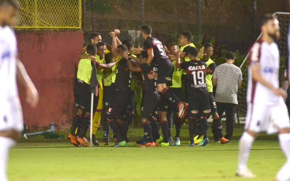 Com gol de André Lima, Vitória bate o Paraná no Barradão