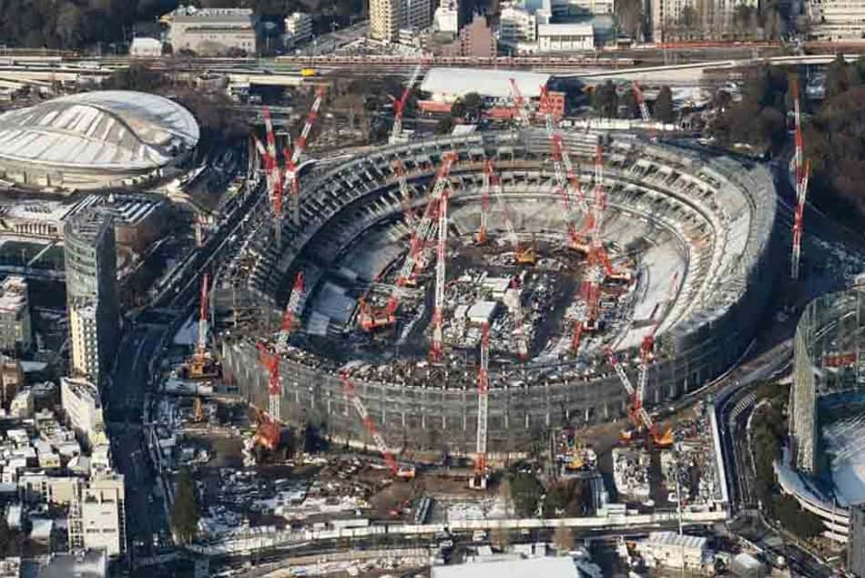 Neste dia 24, o mundo ficará a apenas dois anos da abertura da Olimpíada de Tóquio. Diversas construções para os Jogos já estão prontas, aproveitando estruturas existentes na cidade há anos. No entanto, três grandes novas instalações seguem com suas obras a todo vapor. A maior delas em construção é o Novo Estádio Olímpico, que começou a sair do zero só no fim de 2016.