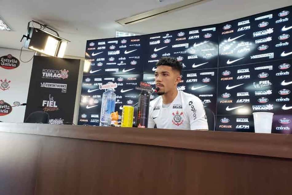 'O Corinthians é um dos maiores do mundo', diz Douglas em sua chegada