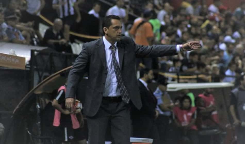 Eliminado da Libertadores, clube manda embora o treinador